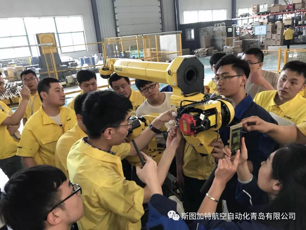 提高機(jī)器人售后服務(wù)能力，我們?cè)谛袆?dòng)！